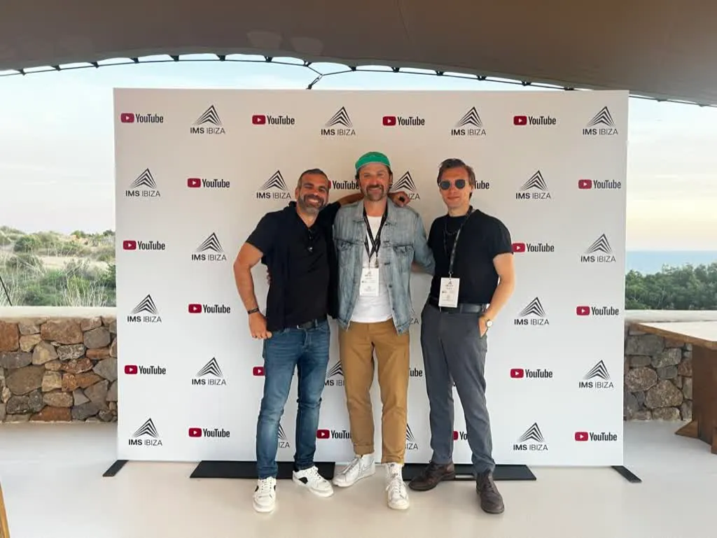 Ara de Soundstage, Niall de Future Music Forum i MIDiA, i jo a Eivissa 